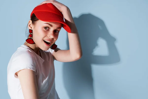 Jovem mulher em vermelho boné verão moda posando isolado fundo — Fotografia de Stock