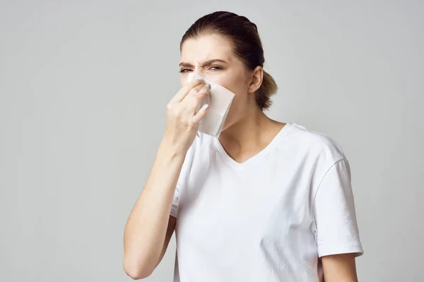 Mujer en camiseta blanca pañuelo frío problemas de salud — Foto de Stock