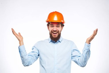 Erkek mühendis belgeleri ellerinde ve çizimleri Stüdyo el hareketi