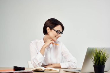 Ofisteki kadın yönetici profesyonel iş lambası arkaplanı belgeleri