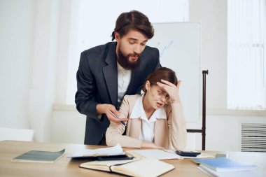 İşadamı, iş yerinde sekreteri taciz ediyor.