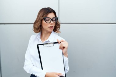 Bina yakınlarındaki neşeli iş kadını. Profesyonel belge.