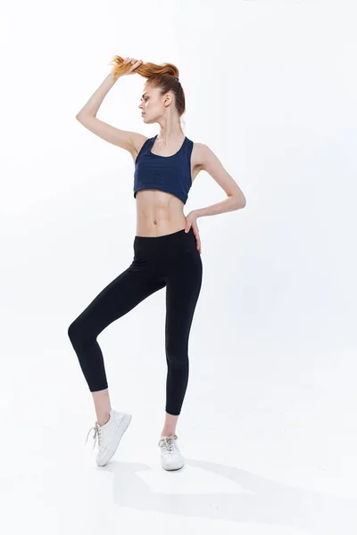 Mujer en ropa deportiva entrenamiento energía estilo de vida gimnasio — Foto de Stock