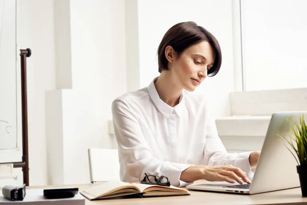 Zakenvrouw aan de balie documenten Professionele Job Studio Lifestyle — Stockfoto