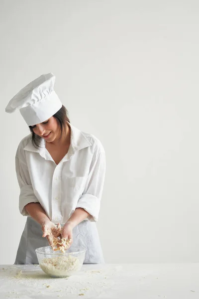 Žena kuchař pekař rolls ven těsto mouka vaření práce — Stock fotografie