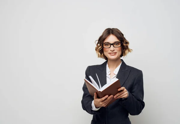 Frau mit Brille Dokumente in der Hand Executive Office — Stockfoto