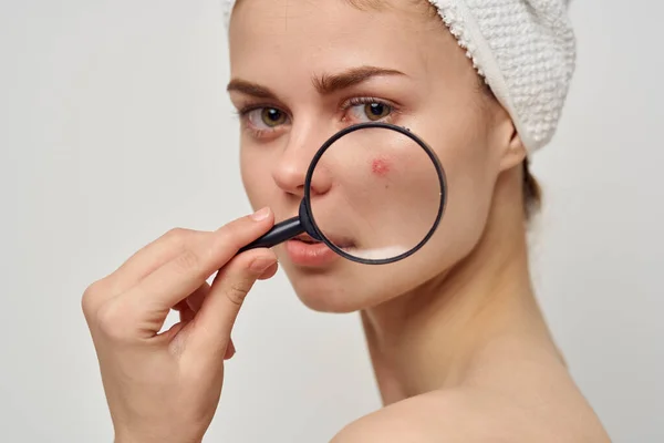 Vacker kvinna med ett förstoringsglas i handen hygien behandling — Stockfoto