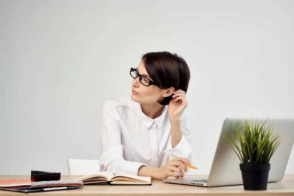 Zakenvrouw aan de balie met bril zelfvertrouwen Studio Lifestyle — Stockfoto