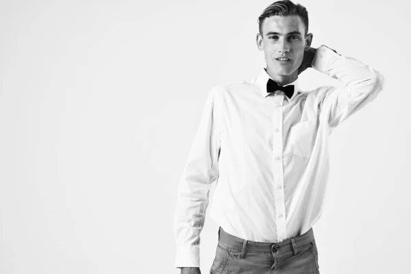 Man i skjorta med slips håller handen nära huvudet poserar modell självförtroende — Stockfoto