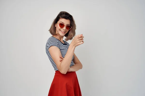 Donna a righe t-shirt occhiali da sole moda glamour estate — Foto Stock