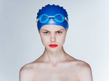 Çıplak omuzlu atletik kadın kırmızı dudaklı spor salonu