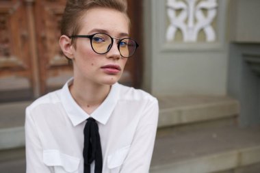 Öğrenci binanın yakınındaki sokakta dinlenme eğitimi alıyor.