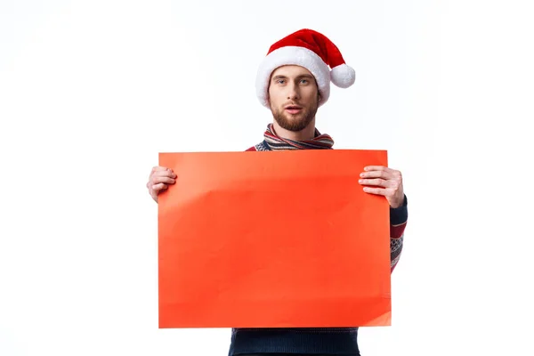 Όμορφος άντρας με χριστουγεννιάτικο καπέλο με κόκκινο μακελειό αφίσα αντίγραφο-space studio — Φωτογραφία Αρχείου