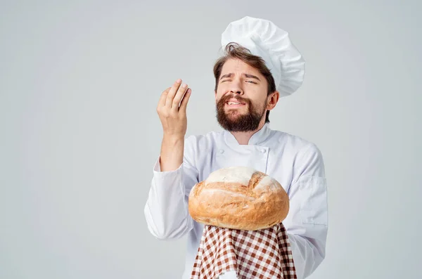 Cuoco maschio con pane in mano Emozioni professionali — Foto Stock