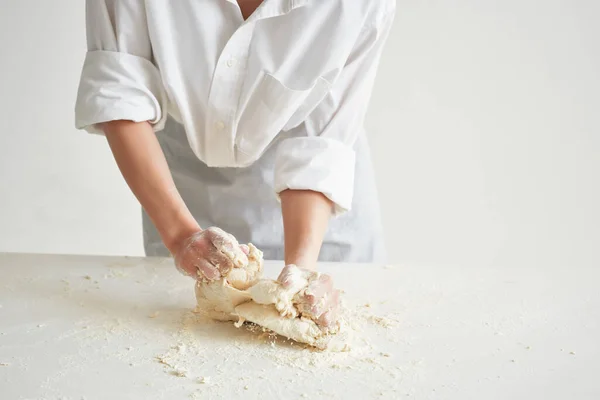 Donna in uniforme chef in cucina stende la pasta cottura panetteria — Foto Stock