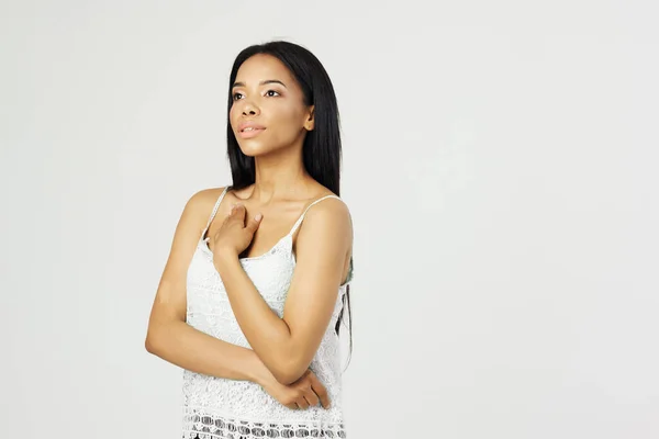 Morena em branco vestido maquiagem posando estúdio — Fotografia de Stock