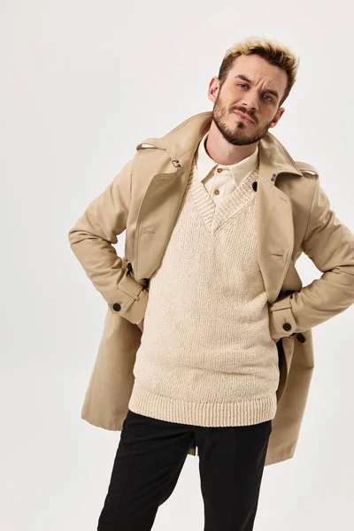 Knappe man in jas zelfvertrouwen mode moderne stijl — Stockfoto