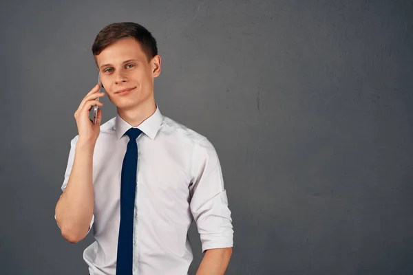 Homme d'affaires en chemise avec cravate parler au téléphone professionnels travaillent — Photo