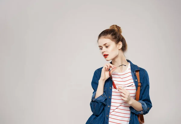 Vacker ung kvinna ryggsäck skola student modern stil — Stockfoto