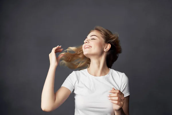 Kvinna Vit T-shirt mode Livsstil mörk bakgrund — Stockfoto