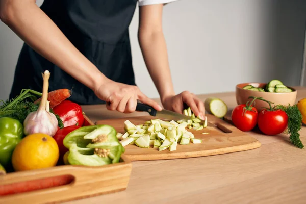Couper des légumes sur le plateau cuisiner des aliments santé — Photo