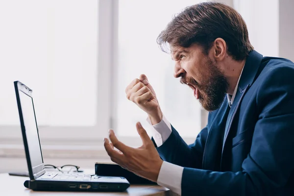 Empresários que trabalham para um laptop no escritório emoções tecnologias de internet — Fotografia de Stock