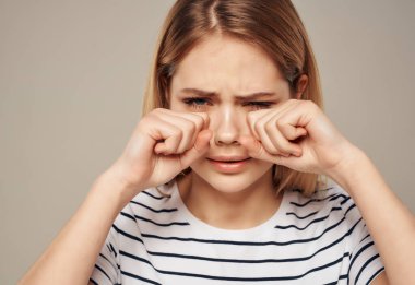 Çizgili tişörtlü güzel kadın hayal kırıklığı duygu hoşnutsuzluğu