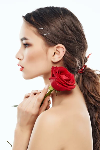 Mujer hombros desnudos flor roja labios rojos glamour — Foto de Stock