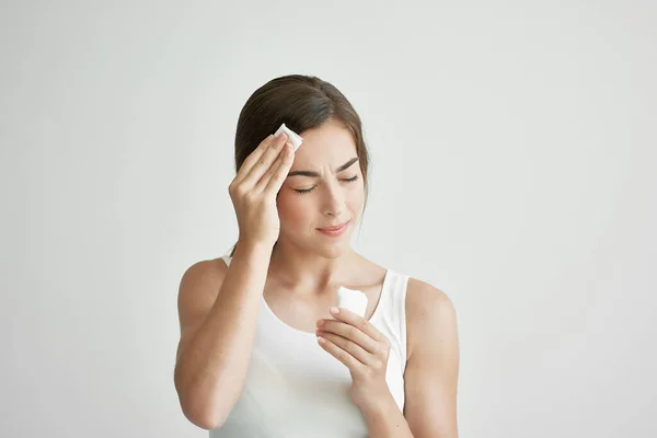 Γυναίκα σε λευκό t-shirt θεραπεία κρύο αλλεργία κατάθλιψη — Φωτογραφία Αρχείου