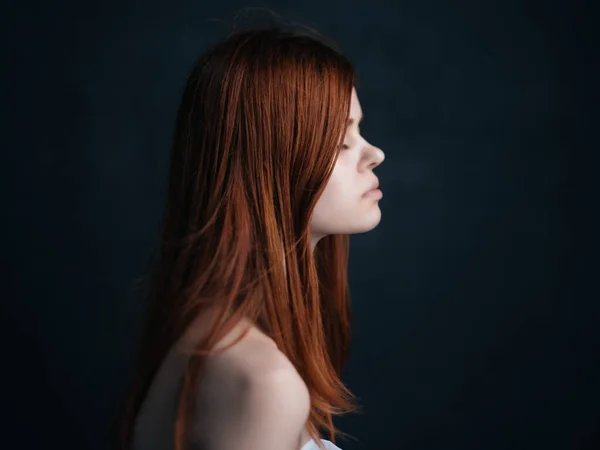 Vörös hajú nő meztelen vállak tiszta bőr sötét háttér — Stock Fotó