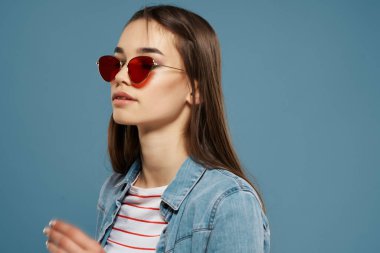 Kot ceketli esmer cazibe pozu veriyor.