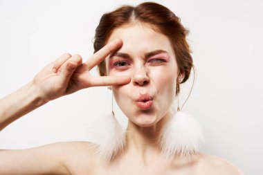 Şaşırmış yüz ifadesi olan güzel bir kadın çıplak omuzlar kozmetik moda.