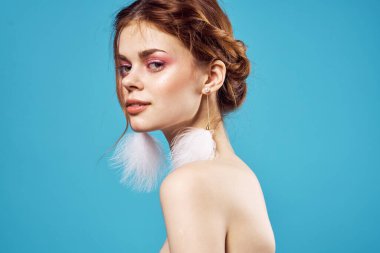 Parlak makyajlı, neşeli, güzel bir kadın.