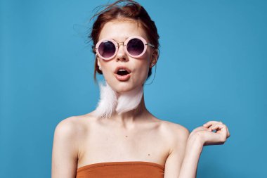 Çıplak omuzlu neşeli kadın. Güneş gözlüğü takıyor.