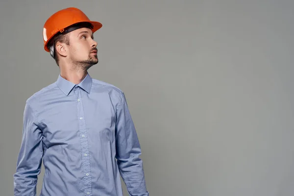 Homem laranja capacete engenheiro segurança isolado fundo — Fotografia de Stock