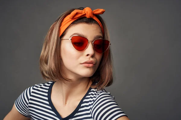 Femme portant des lunettes de soleil dans un t-shirt rayé avec un bandage sur la tête posant mode — Photo