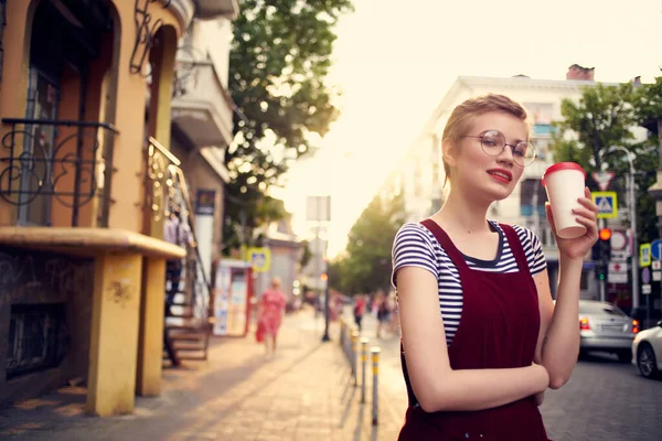 Alegre mujer al aire libre helado aire libre estilo de vida — Foto de Stock