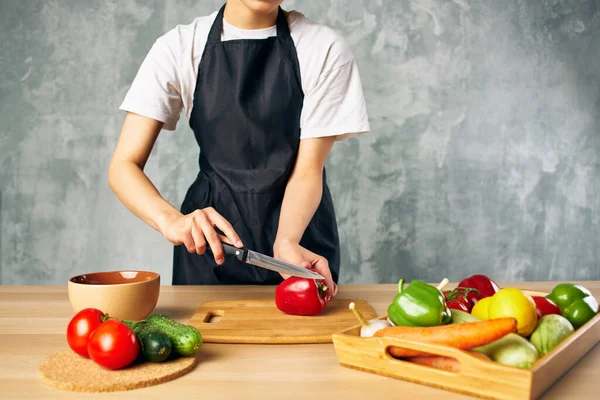 Couper des légumes manger sainement des aliments frais dans la cuisine — Photo