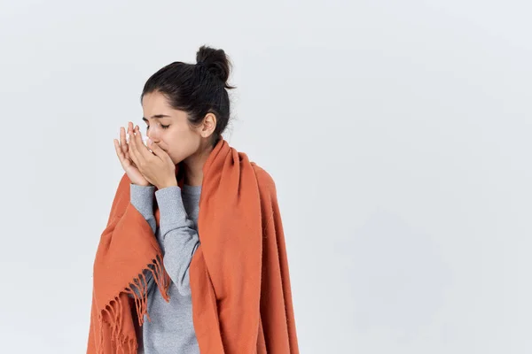 Kranke Frau bedeckte sich mit einer Decke laufende Nase gesundheitliche Probleme — Stockfoto
