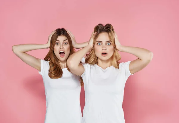 Zwei Freundinnen in weißen T-Shirts Emotionen Spaß Mode Glamour — Stockfoto