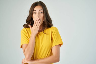 Sarı tişörtlü bir kadının stüdyo duyguları hoşnutsuzdu.