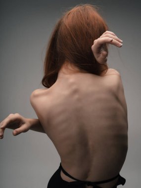 Çıplak omuzlu bir kadın izole edilmiş arka planda poz veriyor. Yüksek kalite fotoğraf