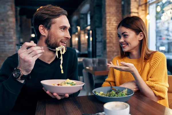 Homem e mulher comendo no restaurante na mesa de comunicação resto — Fotografia de Stock