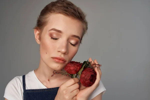 Vacker kvinna mode håller blommor modern stil beskärd utsikt — Stockfoto