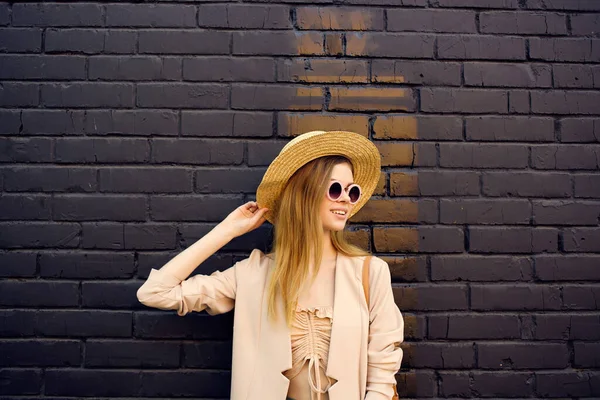 Aantrekkelijke vrouw outdoor wandeling mode zomer zwart baksteen muur — Stockfoto