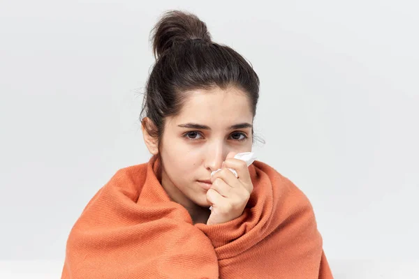 Женщина прячется с одеялом на домашнем лечении холодной инфекции — стоковое фото