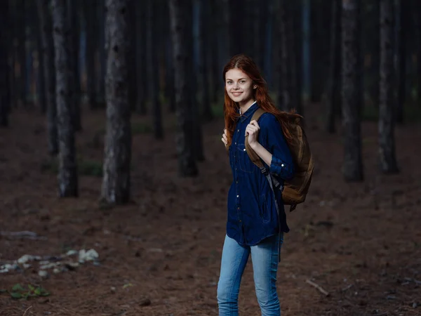 Mulher Bonita Caminhante Com Mochila Floresta — Fotografia de Stock