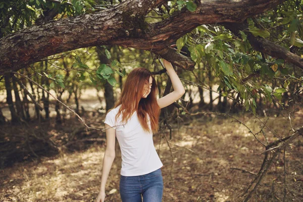Bonita Mulher Livre Pela Árvore — Fotografia de Stock