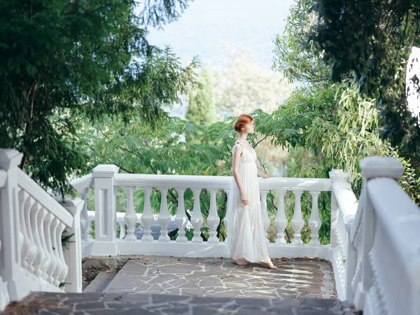 Mulher Bonita Vestido Branco Parque Natureza — Fotografia de Stock