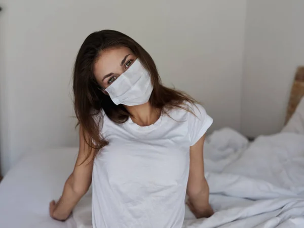 Bella Donna Maschera Medica Siede Sul Letto — Foto Stock